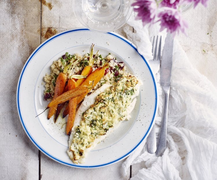 Tongschar met een crumble van hangop en groene kruiden uit de airfryer De krokante tongschar vanuit de airfryer ligt op een wit bord met blauwe randje. De vis werd opgediend met couscous en geroosterde wortelen.