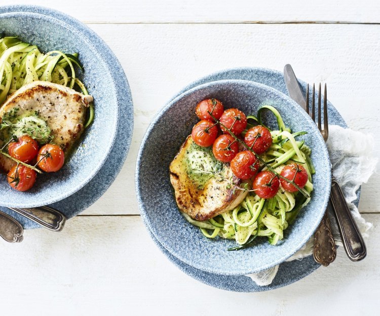 Varkensfilet met gewokte courgetti, kerstomaatjes en kruidenolie Een heerlijke stukje varkensfilet ligt op een bedje van courgetti. We dienen het gerechtje op met kruidenolie en ovengeroosterde kerstomaatjes. Het gerechtje is gepresenteerd in trendy blauw diep bordje.
