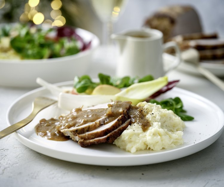 Een feestelijke hoofdmaaltijd die je terugbrengt naar grootmoeders keuken. Varkensrollade met een biersausje, smeuïge puree en met een salade van witloof en appel. Smakelijke feesten! 