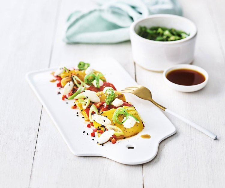 Vegetarische tataki van paprika Deze tataki is geserveerd op een wit dienplateautje, de kleuren zijn prachtig. Dit is zo eenvoudig klaar te maken met mega sterallures.