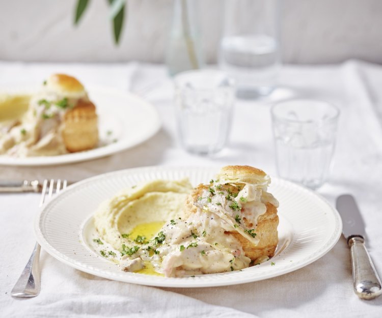 Vol-au-vent van konijn, oesterzwammen en spek De tafel met wit linnen is gedekt voor twee. We eten een vol-au-vent van konijn ipv kip. Hij is opgediend met een bladerdeegpasteitje en aardappelpuree.