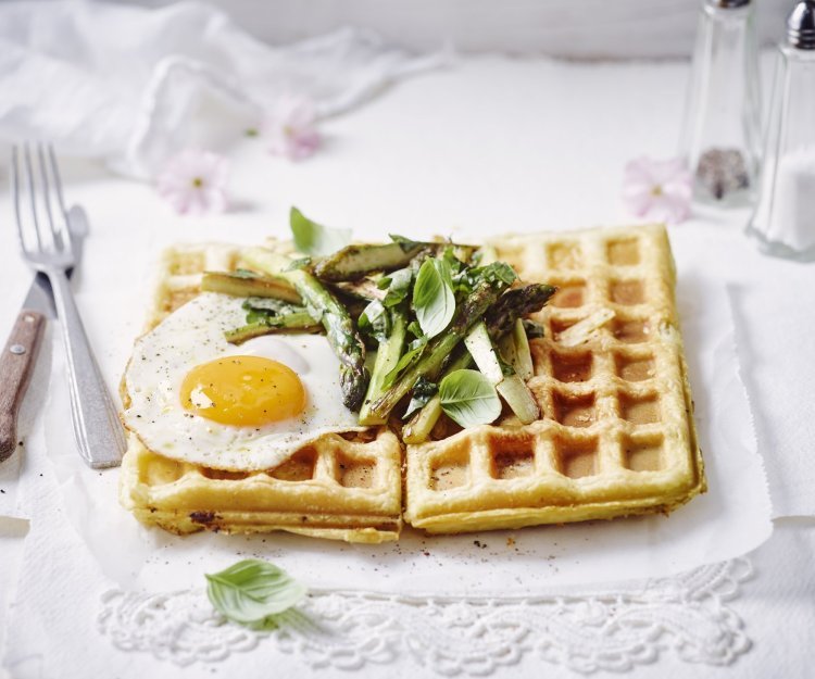 Wafelcroque met rauwe ham, pesto en groene asperges Croque madame met asperges in wafelvorm, heerlijk! De wafel is gevuld met pest, ham en mozzarella. Bovenop presenteren we een spiegelei met gegrilde groene asperges. Tijd om aan te vallen!
