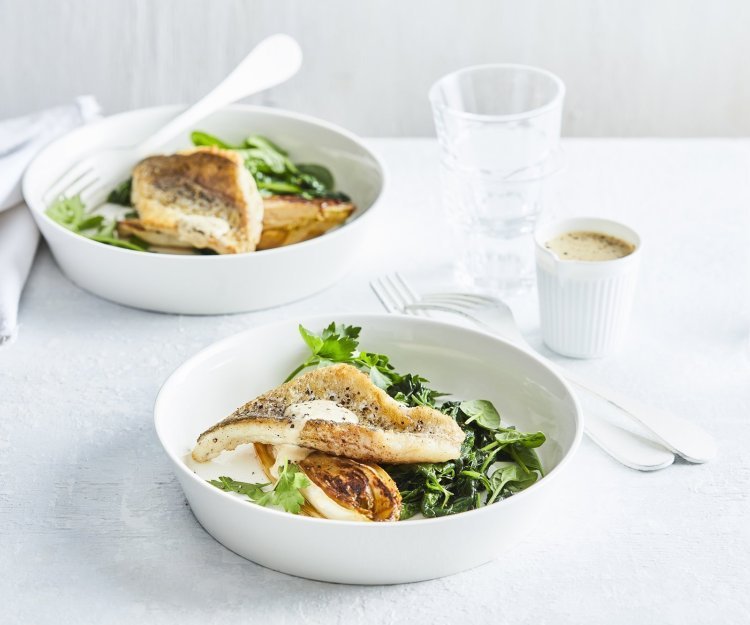 Wijtingfilet met gekarameliseerde witloof, spinazie en mosterdsaus Gebakken wijting ligt bovenop het witloof en spinazie te blinken. Een heerlijk stukje vis waar je onmiddelijk aan wil beginnen. De mosterdsaus is geserveerd in een sauspotje apart.