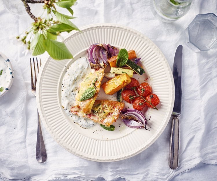 Zeebarbeel met kaaskorst, zoete aardappelwedges, courgette, kerstomaatjes en yoghurtsaus Een mooi crème-kleurig bord gevuld met een stukje vis, geroosterde groenten, wedges en een portie yoghurtsaus. Mmmm, ik wil er al aaan beginnen.