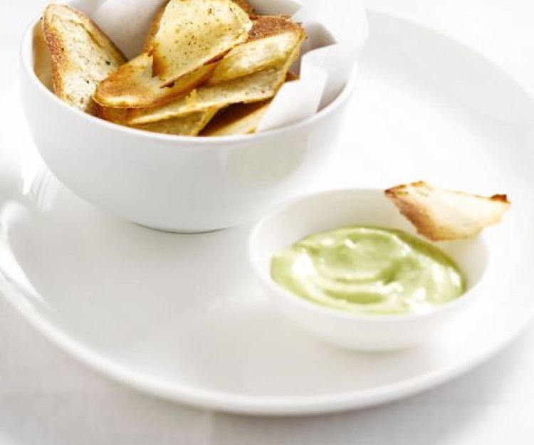 Homemade chips met ansjovis en dip