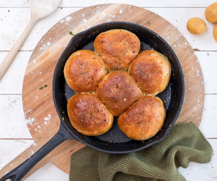 Aardappelbroodjes met rode ajuin en Italiaanse kruiden