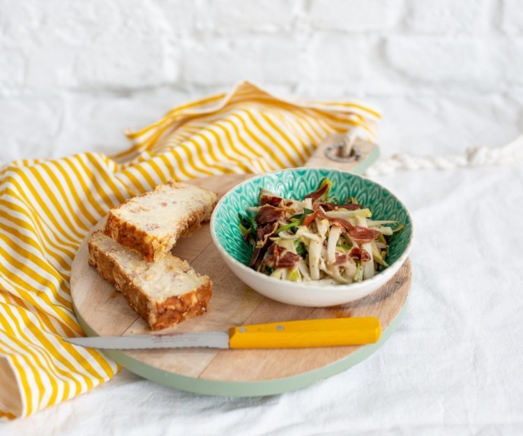 Hartige cake van aardappel en Gandaham met witloofslaatje