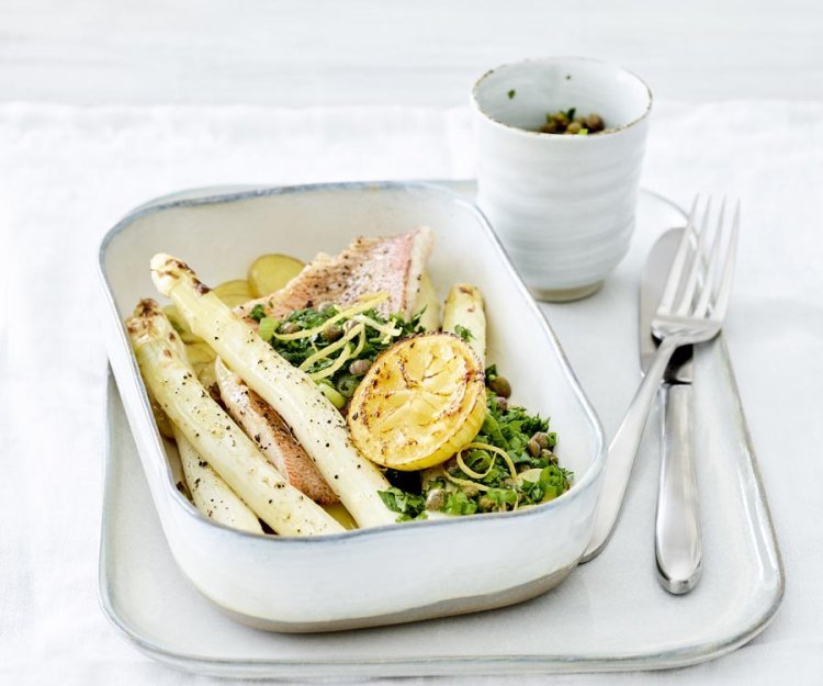 Aardappelen met witte asperges en roodbaars uit de oven Aardappelen met witte asperges en roodbaars uit de oven