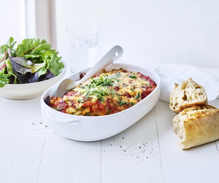 Gratin de pommes de terre, aubergine, courgette, sauce tomate Gratin de pommes de terre, aubergine, courgette, sauce tomate