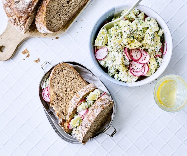 Aardappelsalade met groene kruiden en radijs