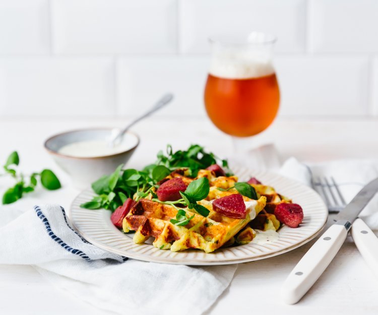 Aardappelwafels met paardenlookworst en mosterdsaus Aardappelwafels met paardenlookworst en mosterdsaus