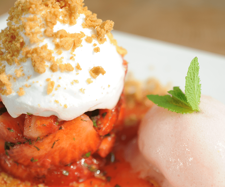 Aardbeien met meringue en crumble