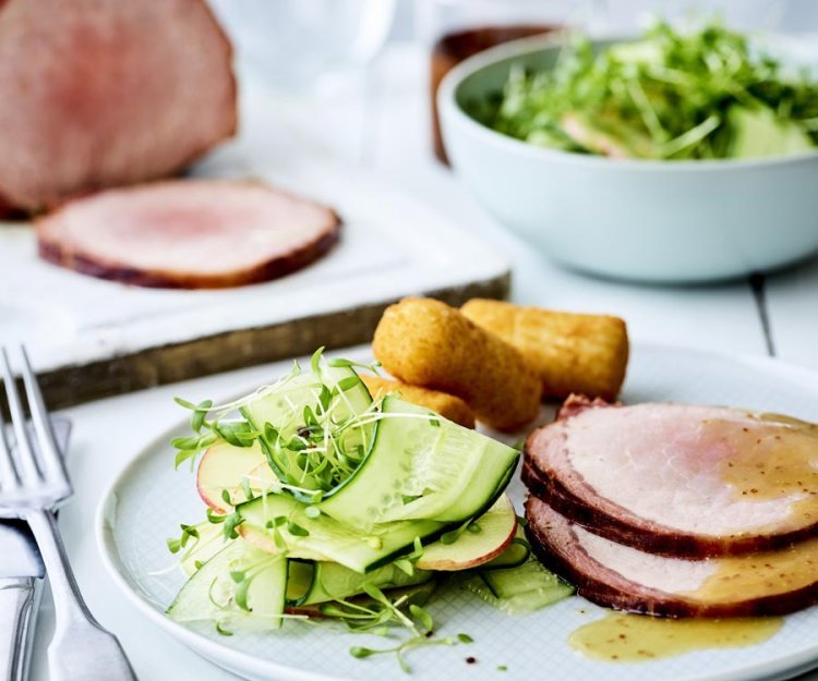 Ardeens gebraad met mosterdsaus, oude Geuze en een salade van appel en komkommer