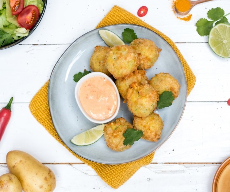 Batata vada met salade en sriracha-mayo Batata vada met salade en sriracha-mayo