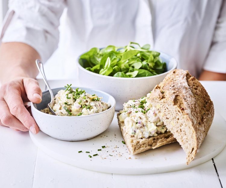 Belegde broodjes met kipsalade 