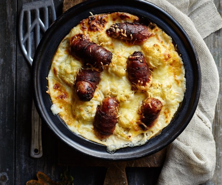 Bloemkoolgratin met worst in baconjasje Bloemkoolgratin met worst in baconjasje