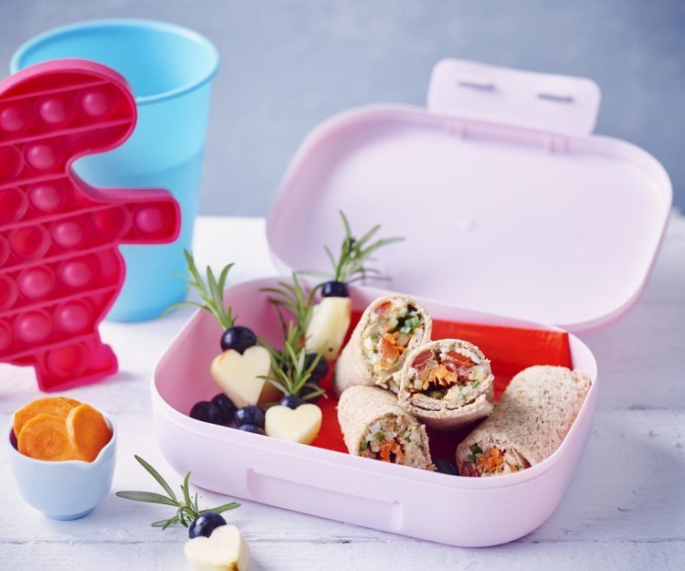 Boterhamrolletjes met fruitspiesjes Boterhamrolletjes met fruitspiesjes