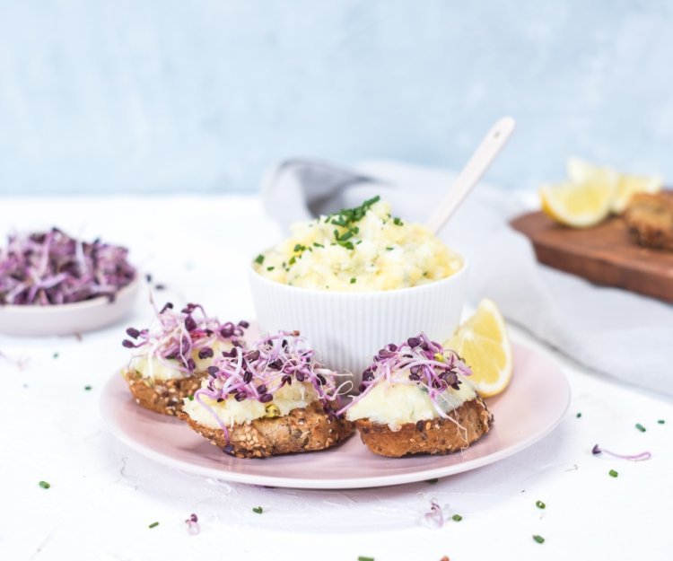 Brandade op toast met groentescheuten Brandade op toast met groentescheuten