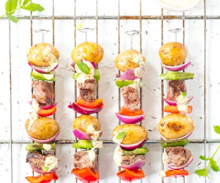 Brochette van biefstuk en aardappel met muntsausje Brochette van biefstuk en aardappel met muntsausje