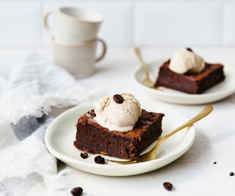 Brownie met koffie-ijs 