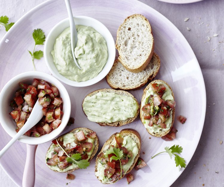 Bruschetta à la tomate et coriandre et sauce au yaourt et à l’avocat Bruschetta à la tomate et coriandre et sauce au yaourt et à l’avocat