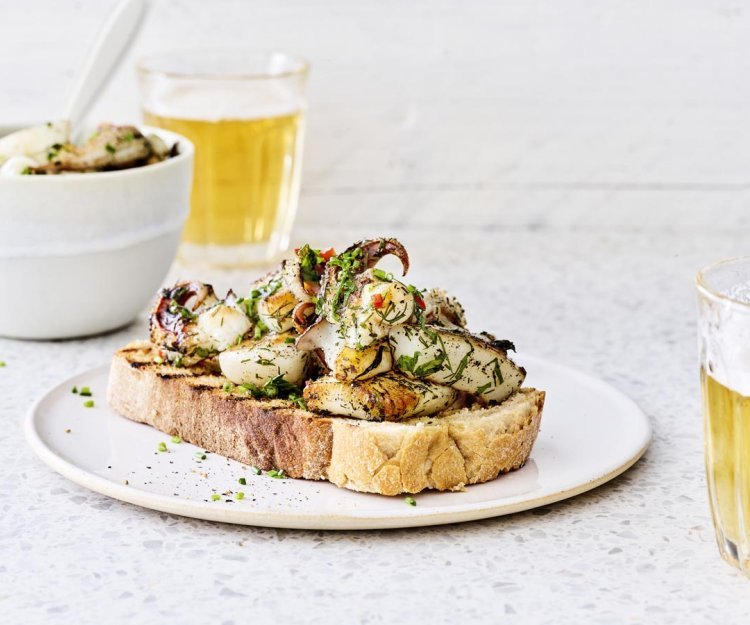 Bruschetta met gemarineerde zeekat Bruschetta met gemarineerde zeekat