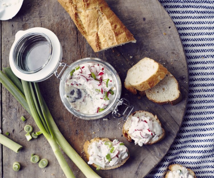 Bruschetta met vissalade en radijzen