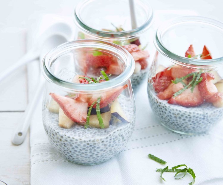 Pudding aux graines de chia, prunes et fraises