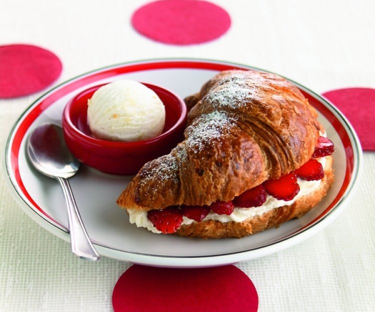 Croissant met verse aardbeien en vanille-ijs