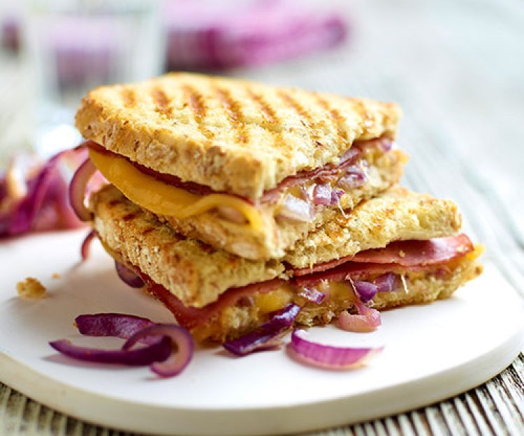 Croques met pastrami, rode uien en Passendale