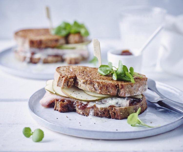 Croque monsieur met peer Croque monsieur met peer