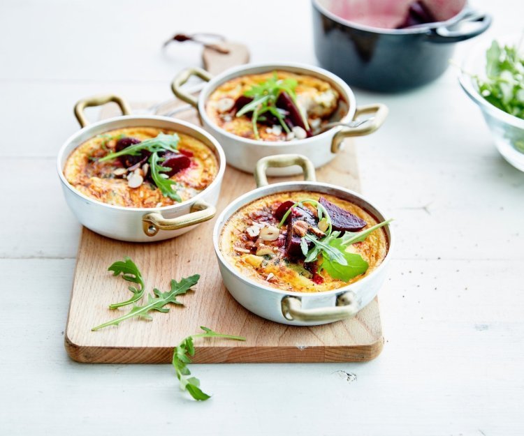 Ovenschotel met steenbolk blauwe kaas en rode biet