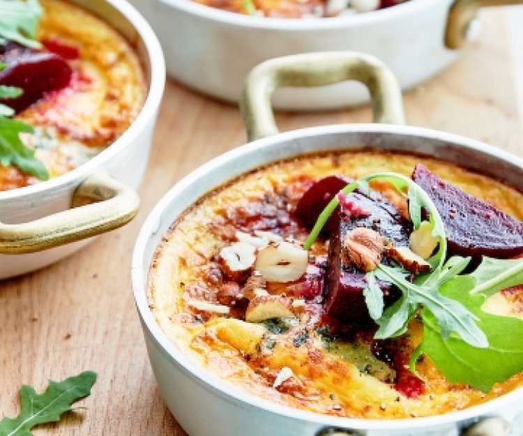 Crunchy ovenschotel met steenbolk, blauwe kaas en rode biet