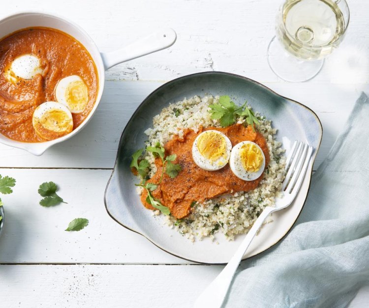 Eieren in pittige saus met bloemkoolrijst Eieren in pittige saus met bloemkoolrijst