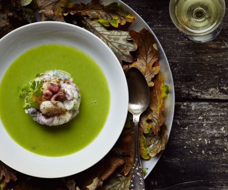 Erwtensoep met een remoulade van tongschar en garnaal