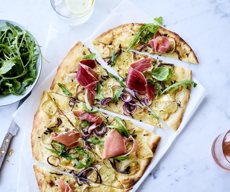 Flammkuchen met Belgische brie, gerookte ham en rucola Flammkuchen met Belgische brie, gerookte ham en rucola