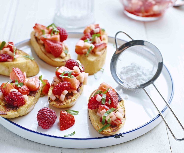 French bruschettas et salade de fruits French bruschettas et salade de fruits