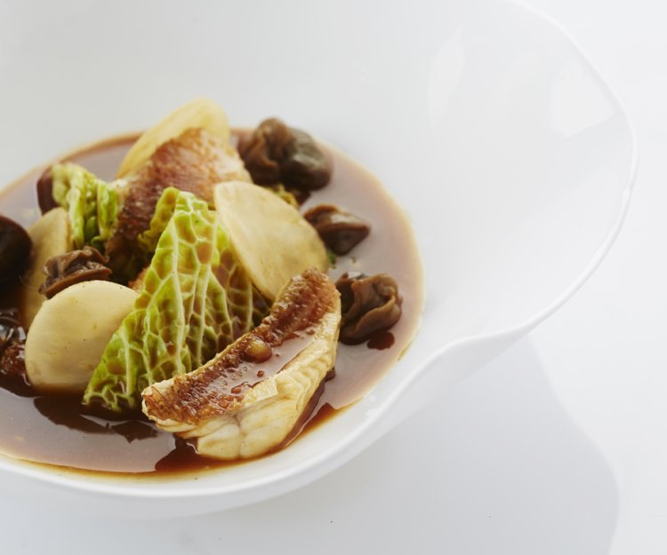 Fricassee van rode poon en escargots in een vleessausje Fricassee van rode poon en escargots in een vleessausje
