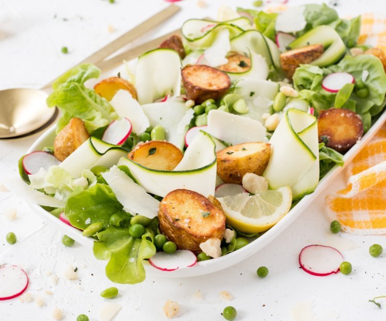 Frisse groene salade met aardappel