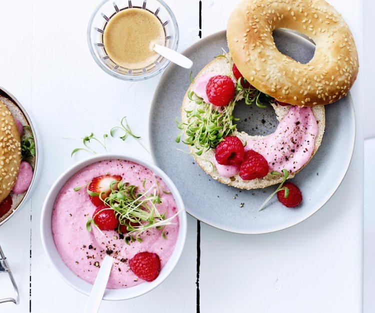 Fruitspread van aardbei en framboos met platte kaas Fruitspread van aardbei en framboos met platte kaas