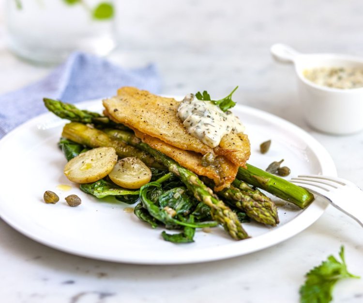 Gebakken pladijs met warme tartaarsaus, spinazie, asperges en krieltjes Gebakken pladijs met warme tartaarsaus, spinazie, asperges en krieltjes