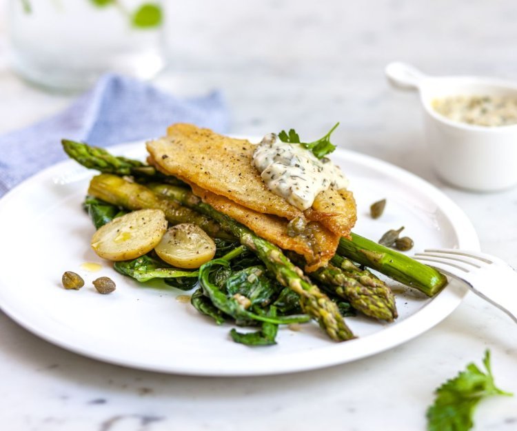 Gebakken pladijs met warme tartaarsaus, spinazie, asperges en krieltjes