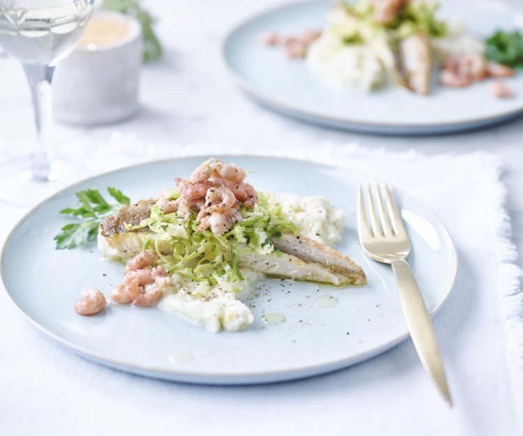 Gebakken rode poon met garnaaltjes, bloemkoolpuree en spruitjessalade Gebakken rode poon met garnaaltjes, bloemkoolpuree en spruitjessalade
