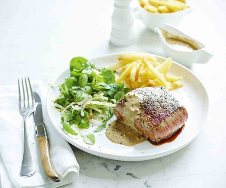 Steak au poivre flambé, salade mixte et frites