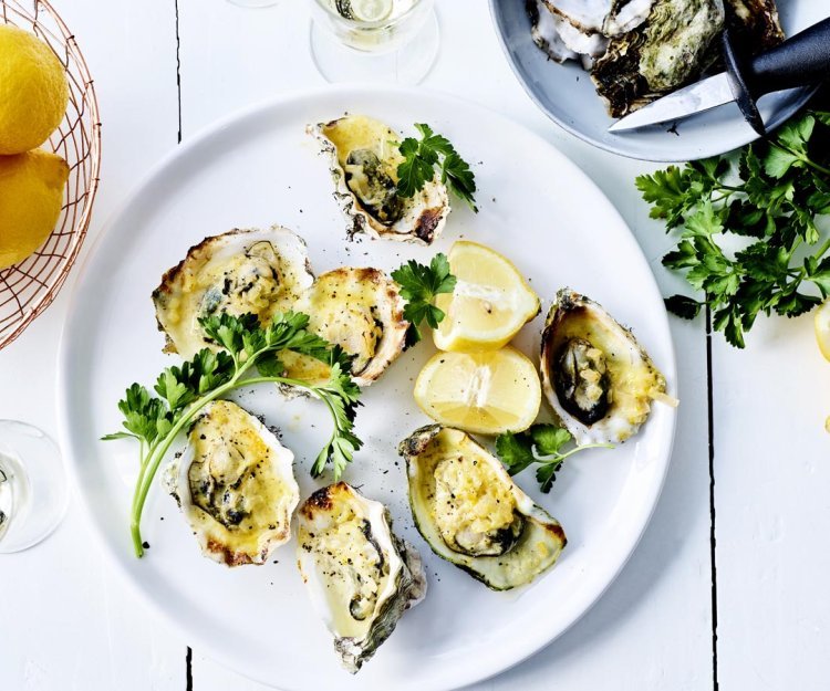 Gegratineerde oesters met champagnesaus Gegratineerde oesters met champagnesaus