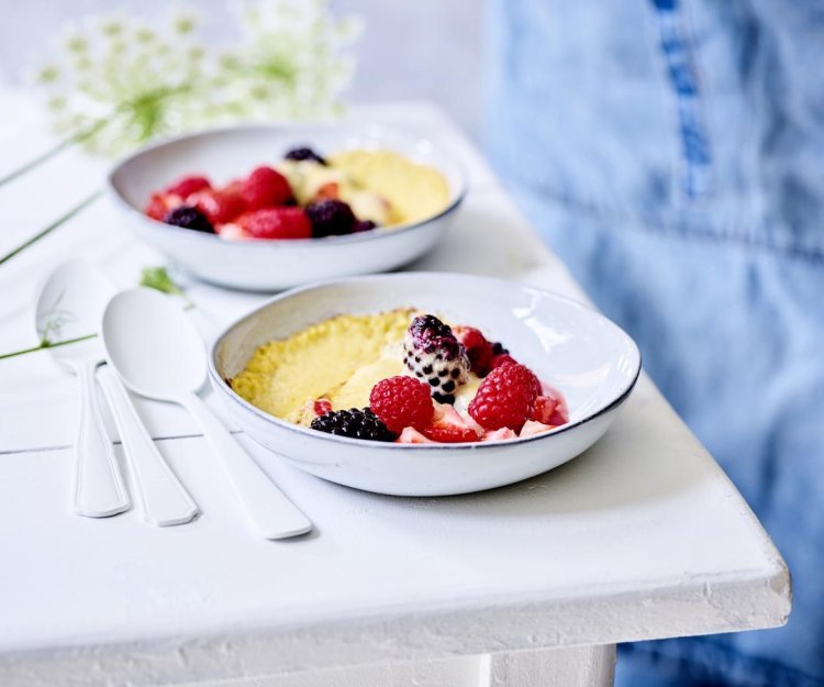 Gegratineerde sabayon met aardbeien, frambozen en bessen Gegratineerde sabayon met aardbeien, frambozen en bessen