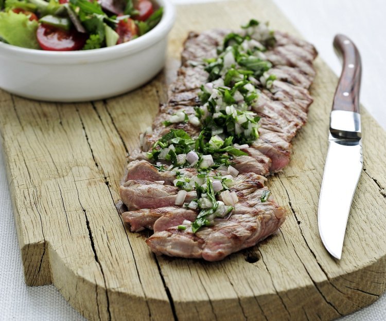 Entrecote met pittige salsa van sjalot en tuinkruiden Entrecote met pittige salsa van sjalot en tuinkruiden