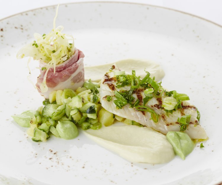 Gegrilde pladijs met zomerzuurkool, geroosterde ham en bloemkoolcrème Gegrilde pladijs met zomerzuurkool, geroosterde ham en bloemkoolcrème