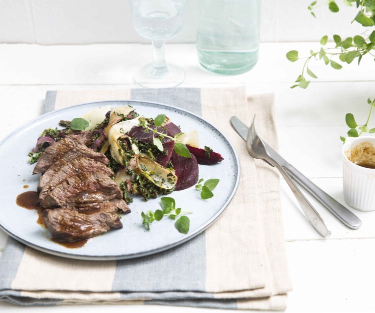 Gegrilde steak met een warme salade van rode bieten en witloof