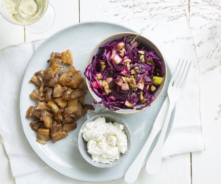 Buikspek met geitenkaas en een salade van rode kool Buikspek met geitenkaas en een salade van rode kool
